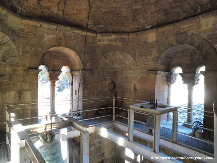 INTERIOR DE LA SALA OCULTA SOBRE EL CRUCERO: CAPITEL DEL MAESTRO DE DOA SANCHA-DETALLE DE SAN JOS